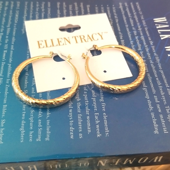 Ellen Tracy gold earing - Picture 1 of 3